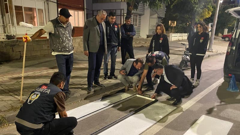 Yerköy'de Yol Güvenliği İçin Şerit Çizgi Çalışmaları Sürüyor Yerköy'de Yol Güvenliği İçin Şerit Çizgi Çalışmaları Sürüyor