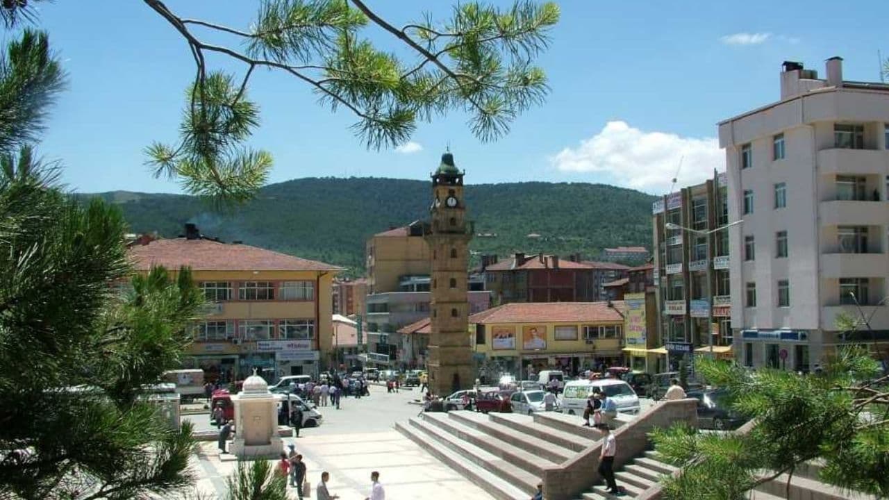 Yozgat Saat Kulesi: Cumhuriyet Meydanı'nın Sessiz Bekçisi