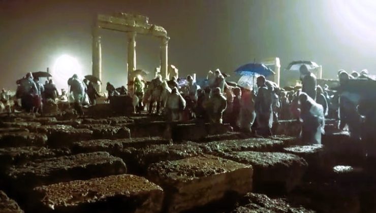 Laodikya’dan, Kızıl Ordu Korosunun Şarkıları Değil ‘YUH’ Sesleri Yükseldi