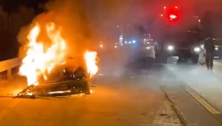 BAYRAM DÖNÜŞÜ OTOMOBİL ALEV ALEV YANDI