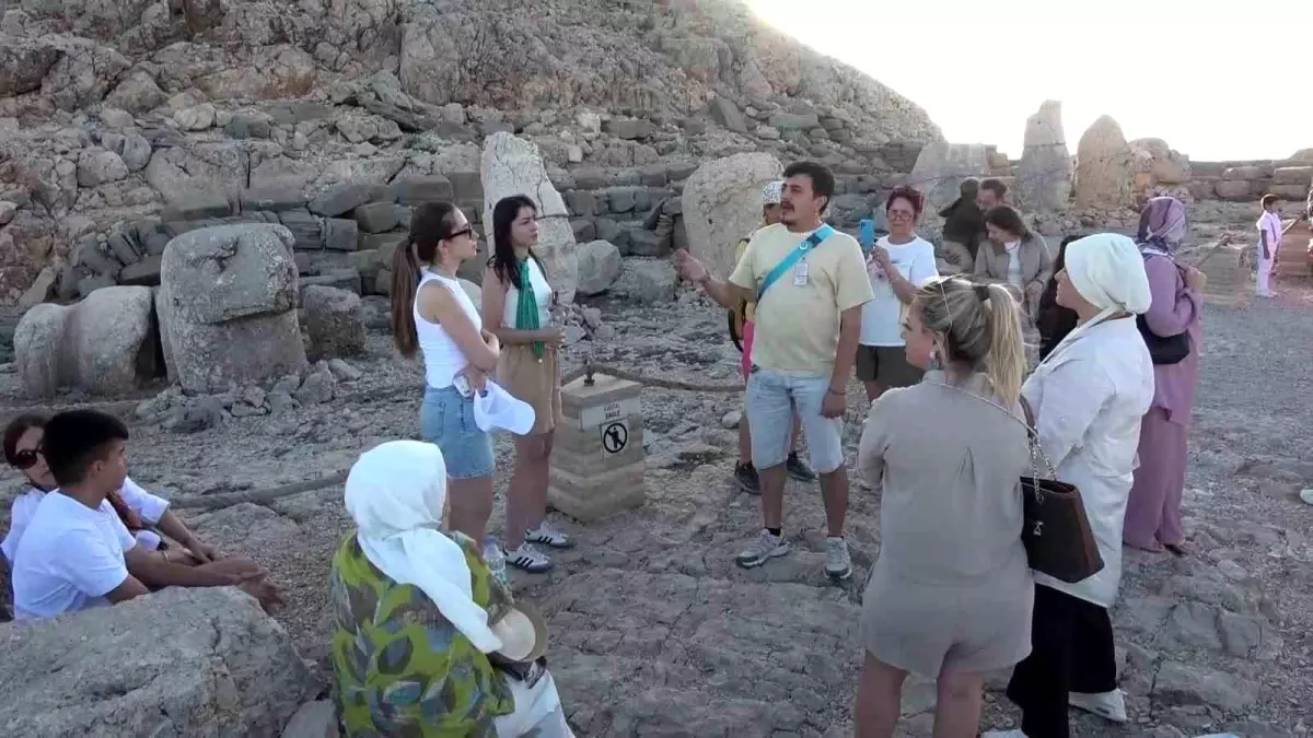 Nemrut Dağı’nda Hafta Sonu Yoğunluğu ve Eşsiz Manzara Deneyimi