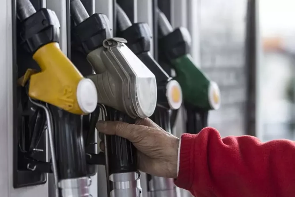 ruzgar tersine dondu petrol fiyati dustu akaryakita indirim bekleniyor